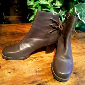 NWOT Sz 7.5M Apostrophe Brown Sexy  Ankle Boots Tie Up Back